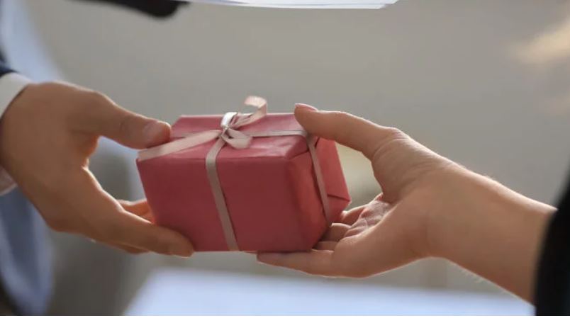 Be a smart gift-giver this holiday season